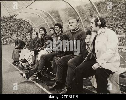 Munich (Germany), 05/22/1976. Qualifying round for the 1976 Euro Cup. Second leg match played at the Olympic Stadium between the German RF and the Spanish national team, which ended with the German victory 2-0. In the image, the Spanish bench, from right to left: José María García, Kubala, Paco, Sol, Alabanda and Ángel Mur. Credit: Album / Archivo ABC Stock Photo
