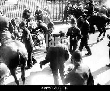 London (United Kingdom), May 1914. Suffragette demonstration. Arrest of protesters on Constitution Hill, after the attempt to approach King George, made in front of Buckingham Palace by suffragettes. Credit: Album / Archivo ABC / Louis Hugelmann Stock Photo