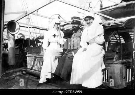 12/31/1911. Italo-Turkish War. HRH the Duchess of Aosta with the Marchioness Guicioli and the commander of the Hospital Ship, Mr. Salvio. Credit: Album / Archivo ABC / Argus Stock Photo