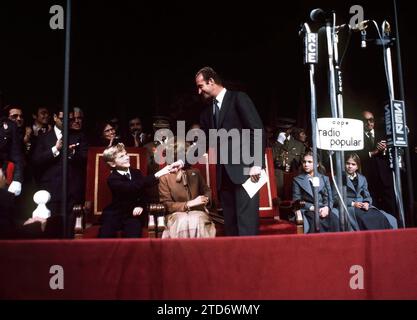 Covadonga (Asturias), 11/01/1977. Prince Felipe received from Luis Sáenz, president of the provincial council of Asturias, the parchment that accredits him as Prince of Asturias and heir to the Spanish crown, in an event held in the basilica square. In the image, King Juan Carlos congratulates his son. Credit: Album / Archivo ABC Stock Photo