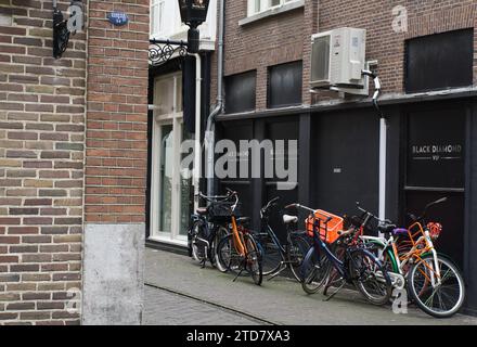 Bicicletas estacionadas em uma rua de Den Haag Stock Photo