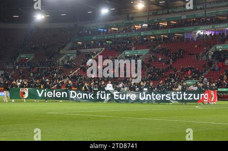 Die Spieler bedanken sich mit einem Transparent bei den Fans Vielen Dank für Eure Unterstützung; FC Augsburg vs. Borussia Dortmund, 15. Spieltag; DFL REGULATIONS PROHIBIT ANY USE OF PHOTOGRAPHS AS IMAGE SEQUENCES AND/OR QUASI-VIDEO. Stock Photo