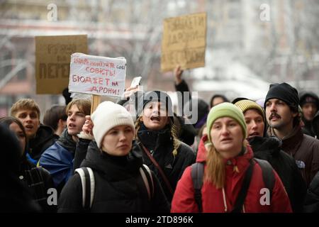 Non Exclusive: KYIV, UKRAINE - DECEMBER 14, 2023 - Demonstrators demand to boost the financial support of the Armed Forces of Ukraine outside the Kyiv Stock Photo