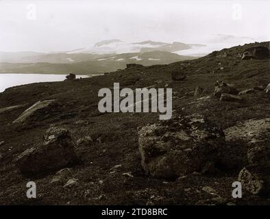 Finse, Norway The surroundings of Lake Finsevatnet and the Hardangerjökulen glacier, Nature, Environment, Landscape, Sea, ocean, Mount, mountain, Ice, glacier, Hydrography, Norway, Finse, Finse, 13/09/1910 - 13/09/1910, Wilse, Anders Beer, 1910 - Albert Kahn and Auguste Léon's trip to Scandinavia  - (9 August-14 September), Gélatino-argentique, Glass, Positive on glass black and white viré, Positive, Horizontal, Size 9 x 12 cm Stock Photo