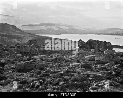 Finse, Norway The surroundings of Lake Finsevatnet and the Hardangerjôkulen glacier, Nature, Environment, Landscape, Sea, ocean, Mount, mountain, Snow, Ice, glacier, Hydrography, Finse, 13/09/1910 - 13/09/1910, Wilse, Anders Beer, 1910 - Albert Kahn and Auguste Léon's trip to Scandinavia  - (9 August-14 September), Gélatino-argentique, Glass, Positive on glass black and white viré, Positive, Horizontal, Size 9 x 12 cm Stock Photo