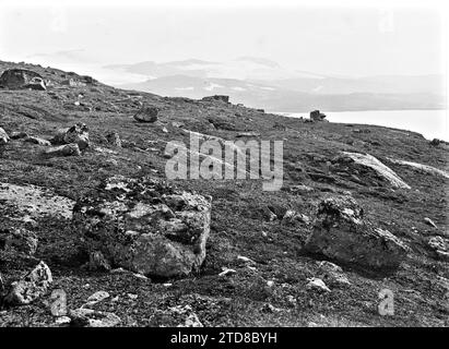 Finse, Norway The surroundings of Lake Finsevatnet and the Hardangerjökulen glacier, Nature, Environment, Landscape, Sea, ocean, Mount, mountain, Ice, glacier, Hydrography, Finse, 13/09/1910 - 13/09/1910, Wilse, Anders Beer, 1910 - Albert Kahn and Auguste Léon's trip to Scandinavia  - (9 August-14 September), Gélatino-argentique, Glass, Positive on glass black and white viré, Positive, Horizontal, Size 9 x 12 cm Stock Photo