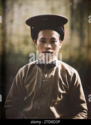 Hà-nôi, Hainoi Vietnam, Tonkin, Indochina Bust portrait of an Annamite rifleman, sectional, Clothing, Human beings, Military uniform, Portrait, Hairstyle, headgear, Man, Indochina, Tonkin, Soldiers: A sectionary, Hà-nôi, Hainoi Vietnam, 01/01/1914 - 31/12/1918, Busy, Léon, Léon Busy photographer en Indochine, Autochrome, photo, Glass, Autochrome, photo, Positive, Vertical, Size 9 x 12 cm Stock Photo