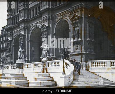 Paris (9th arr.), France Portico of the Church of the Holy Trinity, currently Place d'Estienne-d'Orves, Religion, Art, Clothing, Housing, Architecture, Church, Statue, Christianity, Staircase, Sculpture, Portico, School uniform, Sculpted decoration, Balustrade, Religious architecture, France, Paris, Portico of the Trinity, Arrondissement IX, 06/08/1918 - 06/08/1918, Léon, Auguste, photographer, Autochrome, photo, Glass, Autochrome, photo, Positive, Horizontal, Size 9 x 12 cm Stock Photo