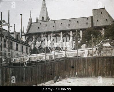 Paris (5th arr.), France Protection of the stained glass windows of the Saint-Séverin Church and works, Daily life, Housing, Architecture, Religion, First World War, Church, Scaffolding, shoring, Work scene, Works, Christianity, Bombing, Stained glass windows, Barrier, palisade, Anti-bombing protection, Religious architecture, France, Paris, Protection of the stained glass windows of the St Séverin Church, Saint-Séverin, 10/08/1918 - 10/08/1918, Léon, Auguste, photographer, Autochrome, photo, Glass, Autochrome, photo, Positive, Horizontal, Size 9 x 12 cm Stock Photo