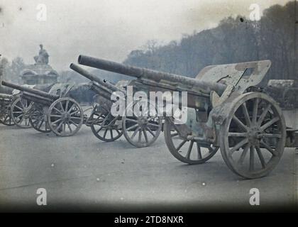 Paris (8th arr.), France Cannons taken from the Germans exposed place de la Concorde, First World War, Statue, Trophy, Canon, Rear, Bombardment, Place, France, Paris, Place de la Concorde Canons, Concorde, 19/10/1918 - 19/10/1918, Léon, Auguste, photographer, Autochrome, photo, Glass, Autochrome, photo, Positive, Horizontal, Size 9 x 12 cm Stock Photo