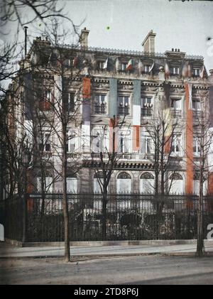 Paris (8th arr.), France A Hôtel des Maréchaux decorated for the armistice Place de l'Etoile, First World War, International relations, Peace, Mansion, Allies, Armistice, Flag, France, Paris, Place de l'Etoile, Arrondissement VIII, 13/11/1918 - 13/11/1918, Léon, Auguste, photographer, Autochrome, photo, Glass, Autochrome, photo, Positive, Vertical, Size 9 x 12 cm Stock Photo