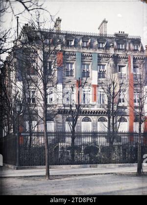 Paris (8th arr.), France A Hôtel des Maréchaux decorated for the armistice Place de l'Etoile, First World War, International relations, Peace, Mansion, Allies, Armistice, Flag, France, Paris, Place de l'Etoile, Arrondissement VIII, 13/11/1918 - 13/11/1918, Léon, Auguste, photographer, Autochrome, photo, Glass, Autochrome, photo, Positive, Vertical, Size 9 x 12 cm Stock Photo