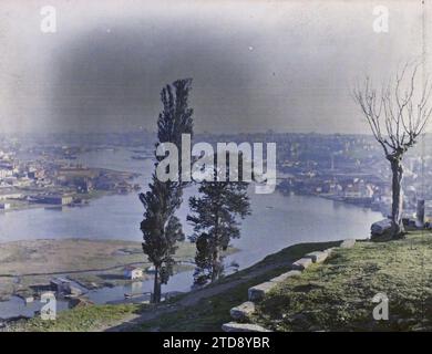 Constantinople (present-day Istanbul), Turkey The Golden Horn from the Eyüp cemetery (to the north, on the right bank), Habitat, Architecture, Nature, Environment, Civil engineering, Hydrography, Port, Panorama of urban area, Turkey, Constantinople, Panoramic view of the Golden Horn taken from Eyoub, Istanbul, 01/01/1918 - 31/12/1918, Busy, Léon, 1918 - Greece, Turquie et Bulgarie - Léon Busy photographer, Autochrome, photo, Glass, Autochrome, photo, Positive, Horizontal, Size 9 x 12 cm Stock Photo