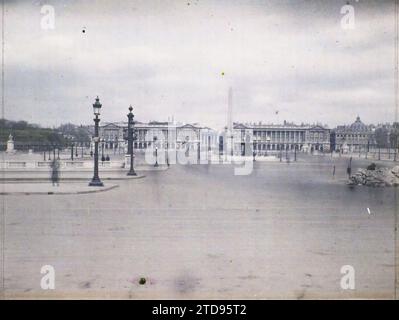 Paris (8th arrondissement), France Place de la Concorde, Housing, Architecture, Street lamp, Obelisk, Church, Ministry, Public civil architecture, Fountain, Mansion, Square, Religious architecture, France, Paris, Place de la Concorde, Concorde, 01/06/1920 - 30/06/1920, Léon, Auguste, photographer, Autochrome, photo, Glass, Autochrome, photo, Positive, Horizontal, Size 9 x 12 cm Stock Photo