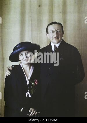 Property of Albert Kahn, Boulogne, France Monsieur Félicien Challaye and  his wife Jeanne, Sciences, Techniques, Human beings, Personality,  Inscription, information, Clothing, Philosophy, Woman, Group portrait,  Family, University personality, Press