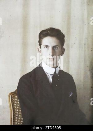 Property of Albert Kahn, Boulogne, France Monsieur. . ., Human beings, castaway image, Portrait, Man, France, Boulogne, Portraits, Mr . . ., Boulogne propriété d'Albert Kahn, 30/10/1920 - 30/10/1920, Léon, Auguste, photographer, Autochrome, photo, Glass, Autochrome, photo, Positive, Vertical, Size 9 x 12 cm Stock Photo