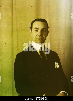 Property of Albert Kahn, Boulogne, France Monsieur. . ., Human Beings, Portrait, Man, France, Boulogne, Portraits, Mr, Boulogne propriété d'Albert Kahn, 25/09/1920 - 25/09/1920, Léon, Auguste, photographer, Autochrome, photo, Glass, Autochrome, photo, Positive, Vertical, Size 9 x 12 cm Stock Photo