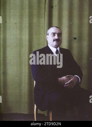 Property of Albert Kahn, Boulogne, France Monsieur. . ., Human beings, castaway image, Portrait, Man, France, Boulogne, Portraits, Mr, Boulogne propriété d'Albert Kahn, 08/11/1921 - 08/11/1921, Léon, Auguste, photographer, Autochrome, photo, Glass, Autochrome, photo, Positive, Vertical, Size 9 x 12 cm Stock Photo