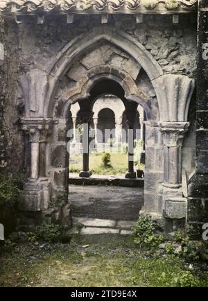 Saint-Bertrand-de-Comminges, France, Religion, Art, Habitat, Architecture, Church, Christianity, Cloister, Arc, arcade, arch, Middle Ages, Religious architecture, France, St-Bertrand-de-Comminges, Cloister of the Cathedral, East Door of the Cloister, Saint-Bertrand-de-Comminges, 01/06/1921 - 30/06/1921, Cuville, Fernand, 1920-1921 - Charente, Gironde, Basse-Pyrénées, Hautes Pyrénées - Fernand Cuville, Autochrome, photo, Glass, Autochrome, photo, Positive Stock Photo