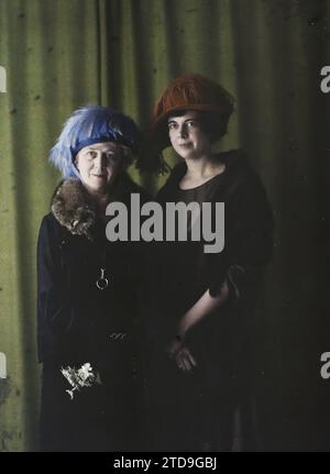 Property of Albert Kahn, Boulogne, France Madame James Beck and her daughter Mademoiselle Beatrice Beck, Human Beings, Clothing, Woman, Group Portrait, Family, Flower, Hairstyle, Headgear, Fashion, France, Boulogne, Portraits, Mme and Miss Jams Beck, Boulogne propriété d'Albert Kahn, Etats-Unis [in connection with], 01/07/1922 - 01/07/1922, Léon, Auguste, photographer, Autochrome, photo, Glass, Autochrome, photo, Positive, Vertical, Size 9 x 12 cm Stock Photo