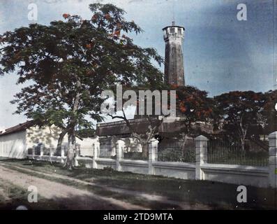 Hà-nôi, Hainoi Vietnam, Tonkin, Indochina The flamboyants and the Cot Co tower ('Flag Tower'), Habitat, Architecture, Tower, Fortified architecture, Grid, Indochina, The flamboyants, Quartier de la citadelle, 01/01/1921 - 31/12/1921, Busy, Léon, Léon Busy photographer en Indochine, Autochrome, photo, Glass, Autochrome, photo, Positive, Horizontal, Size 9 x 12 cm Stock Photo