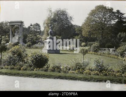 Paris (1st arr.), France Le jardin des Tuileries, Personality, Art, Habitat, Architecture, Statue, Political personality, Stele, Sculpture, War memorial, Park, Garden, France, Paris, Le Jardin des Tuileries, Tuileries, 07/09/1923 - 07/09/1923, Léon, Auguste, photographer, Autochrome, photo, Glass, Autochrome, photo, Positive, Horizontal, Size 9 x 12 cm Stock Photo