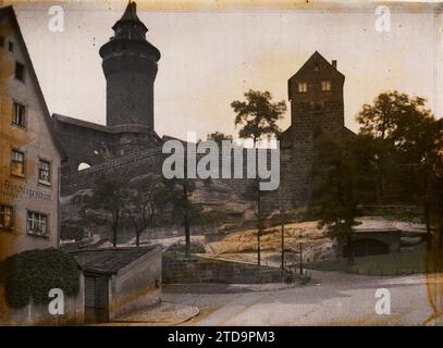 Nuremberg, Bavaria, Germany View of the walls and towers of the Kaiserburg, the imperial castle, Habitat, Architecture, Art, Tower, Fortified architecture, Street, District, Square, Middle Ages, Rampart, Bavaria, Nuremberg, Nuremberg, 01/01/1912 - 31/12/1912, Léon, Auguste, photographer, 1912 - Allemagne - Auguste Léon, Autochrome, photo, Glass, Autochrome, photo, Positive, Horizontal, Size 9 x 12 cm Stock Photo