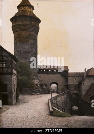 Nuremberg, Bavaria, Germany The Sinwell Tower which rises above the walls of the Kaiserburg, the imperial castle, Habitat, Architecture, Art, Tower, Paved road, Fortified architecture, Street, District, Middle Ages, Bavaria, Nuremberg, The Round Tower, Nuremberg, 01/01/1912 - 31/12/1912, Léon, Auguste, photographer, 1912 - Allemagne - Auguste Léon, Autochrome, photo, Glass, Autochrome, photo, Positive, Vertical, Size 9 x 12 cm Stock Photo