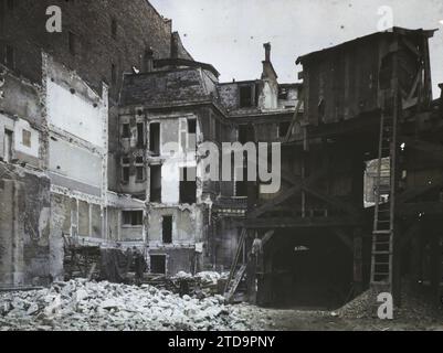 Paris (9th arr.), France The extension of Boulevard Haussmann, demolitions rue Taitbout, Housing, Architecture, Works, Street, District, Rubble, France, Paris, The Extension of Boulevard Haussmann, Demolitions in rue Taitbout, Arrondissement IX, 15/10/1923 - 15/10/1923, Léon, Auguste, photographer, Autochrome, photo, Glass, Autochrome, photo, Positive, Horizontal, Size 9 x 12 cm Stock Photo