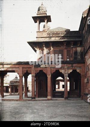 Fatehpur Sikri, India Part of the facade of the Palace of the Winds (Hawa Mahal), Habitat, Architecture, Moucharabieh, Emperor, Cupola, dome, Gallery, Palace, Castle, India, Fatehpour-Sikri, Mongolian architecture, Fatehpur Sikri, 30/12/1913 - 31/12/1913, Passet, Stéphane, photographer, 1913-1914 - Inde, Pakistan - Stéphane Passet - (16 December-29 January), Autochrome, photo, Glass, Autochrome, photo, Vertical, Size 9 x 12 cm Stock Photo