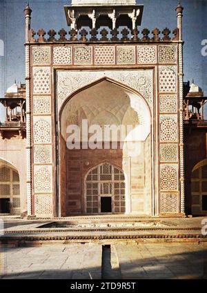 Sikandara (Sikandra), India The large central Iwan of the facade of the Mausoleum of Akbar, Personality, Habitat, Architecture, Religion, Art, Political personality, Tomb, Funerary architecture, Islam, Decorative arts, Emperor, Door, Muqarnas, Arc, arcade/arch, Religious architecture, India, Sckoundra, Door of Akbar's Tomb, Agra, Agra [environs], 29/12/1913 - 29/12/1913, Passet, Stéphane, photographer, 1913-1914 - Inde, Pakistan - Stéphane Passet - (16 December-29 January), Autochrome, photo, Glass, Autochrome, photo, Vertical, Size 9 x 12 cm Stock Photo