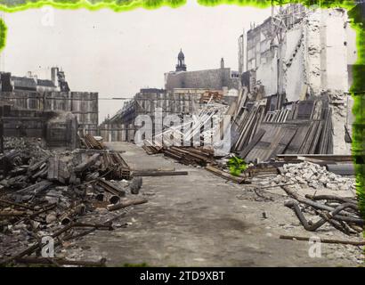 Paris (9th arr.), France The demolitions of Boulevard Haussmann, taken from rue Le Peletier, Housing, Architecture, Works, Street, Neighborhood, Rubble, France, Paris, the demolitions of Bd Haussmann, taken from Rue Le Peletier towards the old Bd Haussmann, Arrondissement IX, 01/06/1925 - 01/06/1925, Léon, Auguste, photographer, Autochrome, photo, Glass, Autochrome, photo, Positive, Horizontal, Size 9 x 12 cm Stock Photo