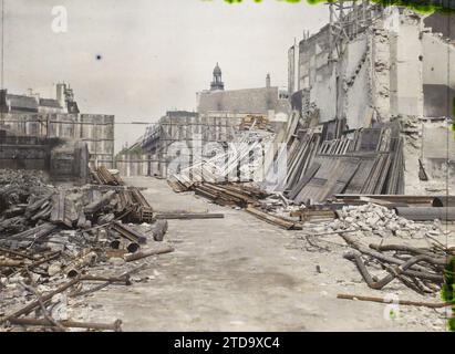 Paris (9th arr.), France The demolitions of Boulevard Haussmann, taken from rue Le Peletier, Housing, Architecture, Works, Street, Neighborhood, Rubble, France, Paris, the demolitions of Bd Haussmann, taken from Rue Le Peletier towards the old Bd Haussmann, Arrondissement IX, 01/06/1925 - 01/06/1925, Léon, Auguste, photographer, Autochrome, photo, Glass, Autochrome, photo, Positive, Horizontal, Size 9 x 12 cm Stock Photo