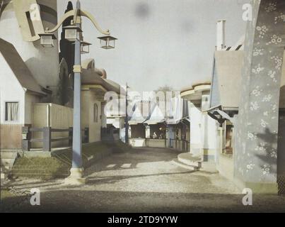 Paris (7th arrondissement), France The Decorative Arts Exhibition, the Toy Village, Quai d'Orsay, Economic activity, Entertainment, Art, Housing, Architecture, Street lamp, street lamp, Shop, store, Sign, Mill, Game, toy, Roof, Sculpture, Painted decor, Decorative arts, Exhibition, Exhibition of decorative arts, Arc, arcade, arch, Showcase, display, Blind, marquise, Sculpted decor, Ephemeral architecture, France, Paris, Exhibition of Decorative Arts, Village du Toy, Overview, Invalides, 14/10/1925 - 14/10/1925, Léon, Auguste, photographer, 1925 - Exposition internationale des Arts Décoratifs e Stock Photo