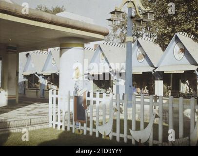 Paris (7th arrondissement), France The Decorative Arts Exhibition, the Toy Village, Quai d'Orsay, Economic activity, Animal, Entertainment, Art, Housing, Architecture, Street lamp, street lamp, Shop, store, Sign, Animal represented, fantastic animal, Game, toy, Roof, Sculpture, Painted decor, Column, Decorative arts, Exhibition, Exhibition of decorative arts, Arc, arcade, arch, Barrier, palisade, Showcase, display, Store, marquise, Sculpted decor, Ephemeral architecture, France, Paris, Decorative Arts Exhibition, Toy Village, another view, Invalides, 14/10/1925 - 14/10/1925, Léon, Auguste, pho Stock Photo
