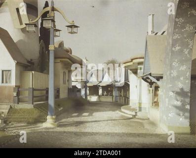 Paris (7th arrondissement), France The Decorative Arts Exhibition, the Toy Village, Quai d'Orsay, Economic activity, Entertainment, Art, Housing, Architecture, Street lamp, street lamp, Shop, store, Sign, Mill, Game, toy, Roof, Sculpture, Painted decor, Decorative arts, Exhibition, Exhibition of decorative arts, Arc, arcade, arch, Showcase, display, Blind, marquise, Sculpted decor, Ephemeral architecture, France, Paris, Exhibition of Decorative Arts, Village du Toy, Overview, Invalides, 14/10/1925 - 14/10/1925, Léon, Auguste, photographer, 1925 - Exposition internationale des Arts Décoratifs e Stock Photo