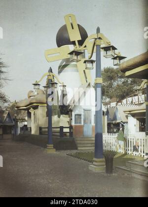 Paris (7th arrondissement), France The Decorative Arts Exhibition, The Toy Village, Quai d'Orsay, Entertainment, Art, Housing, Architecture, Street lamp, street lamp, Sign, Mill, Game, toy, Roof, Decorative arts, Exhibition, Exhibition of Decorative Arts, Cupola, dome, Ephemeral architecture, France, Paris, Exhibition of Decorative Arts, The Toy Village. Overview, Invalides, 16/10/1925 - 16/10/1925, Léon, Auguste, photographer, 1925 - Exposition internationale des Arts Décoratifs et Industriels modernes Paris, Autochrome, photo, Glass, Autochrome, photo, Positive, Vertical, Size 9 x 12 cm Stock Photo