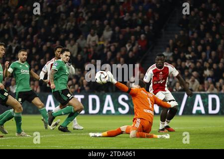 AMSTERDAM - PEC Zwolle goalkeeper Jasper Schendelaar saves the day during the Dutch Eredivisie match between Ajax Amsterdam and PEC Zwolle at the Johan Cruijff ArenA on December 17, 2023 in Amsterdam, Netherlands. ANP MAURICE VAN STEEN Stock Photo