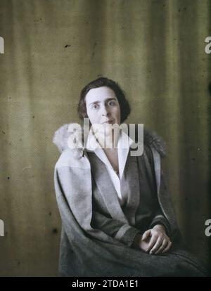 Property of Albert Kahn, Boulogne, France Madame Laura Dreyfus Barney, Human beings, HD, Clothing, Feminism, Woman, exists in high definition, Portrait, Accessory, Fashion, France, Boulogne, Mme Cliford Bamez, Boulogne propriété d'Albert Kahn, 24/06/1927 - 24/06/1927, Léon, Auguste, photographer, Autochrome, photo, Glass, Autochrome, photo, Positive, Vertical, Size 9 x 12 cm Stock Photo