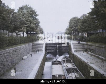 Paris (10th-11th arr.), France The double dead lock of the Saint-Martin canal, Housing, Architecture, Transport, Public civil architecture, Quay, Boat, Hydraulic installation, River and lake transport, Lock, France, Paris, Une Canal St Martin lock, Paris, 20/09/1927 - 20/09/1927, Léon, Auguste, photographer, Autochrome, photo, Glass, Autochrome, photo, Positive, Horizontal, Size 9 x 12 cm Stock Photo