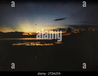 Hà-nôi, Hainoi Vietnam, Tonkin, Indochina A sunset on the Great Lake, Nature, Environment, Landscape, Sunset, sunrise, Lake, pond, Indochina, Tonkin, Hanoi, Sunset with the great lake in Hanoi, Grand Lac, 01/01/1914 - 31/12/1915, Busy, Léon, Léon Busy photographer en Indochine, Autochrome, photo, Glass, Autochrome, photo, Positive, Horizontal, Size 9 x 12 cm Stock Photo