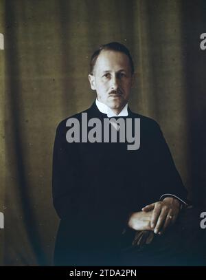 Property of Albert Kahn, Boulogne, France Monsieur. . ., Human beings, shipwrecked image, Portrait, Man, France, Boulogne, Mr . . ., Boulogne propriété d'Albert Kahn, 26/06/1928 - 26/06/1928, Léon, Auguste, photographer, Autochrome, photo, Glass, Autochrome, photo, Positive, Vertical, Size 9 x 12 cm Stock Photo