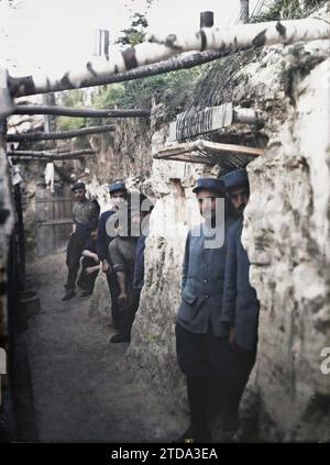 Mareuil-la-Motte, Oise, Picardy, France The artillery sheds dug under the rock at St-Claude, Clothing, Human beings, First World War, Military uniform, Group portrait, Forehead, Trenches, Hairy, Artillery, Man, France, Les Gourbis des artillereurs dug into the rock in St Claude, Mareuil-la-Motte, 01/08/1915 - 01/08/1915, Passet, Stéphane, photographer, 1915 - Picardie - Stéphane Passet, Autochrome, photo, Glass, Autochrome, photo, Positive, Vertical, Size 9 x 12 cm Stock Photo