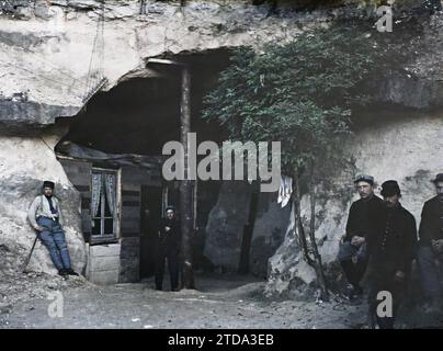 Mareuil-la-Motte, Oise, Picardy, France Shelters in the Saint-Claude quarry (The position of Saint-Claude is the closest point to Paris (the front), Clothing, Human beings, First World War, Habitat, Architecture, Military uniform, Group portrait, Camp, Front, Trenches, Hairy, Ephemeral architecture, Man, France, Shelters in the quarries of St Claude. (The position of St Claude is the closest point to Paris (from the front) ), Mareuil-la-Motte, 01/08/1915 - 01/08/1915, Passet, Stéphane, photographer, 1915 - Picardie - Stéphane Passet, Autochrome, photo, Glass, Autochrome, photo, Positive, Horiz Stock Photo