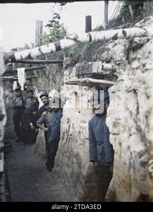 Mareuil-la-Motte, Oise, Picardy, France The artillery lodges dug under the rock at Saint-Claude, Clothing, Human beings, First World War, Military uniform, Group portrait, Forehead, Trenches, Hairy, Artillery, Man, France, Les Gourbis des artillereurs dug into the rock in St Claude, Mareuil-la-Motte, 01/08/1915 - 01/08/1915, Passet, Stéphane, photographer, 1915 - Picardie - Stéphane Passet, Autochrome, photo, Glass, Autochrome, photo, Positive Stock Photo