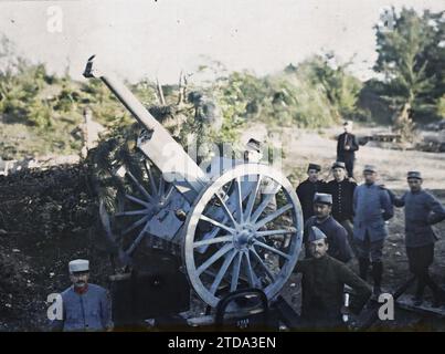 Mareuil-la-Motte, Oise, Picardy, France 75 [artillery] piece prepared to fire on aircraft, and its personnel, Clothing, Human beings, First World War, Society, Military uniform, Group portrait, Cannon, Forehead, Hairy, Artillery, Man, Army, France, 75 piece prepared to fire on planes, and its personnel, Mareuil-la-Motte, 01/08/1915 - 01/08/1915, Passet, Stéphane, photographer, 1915 - Picardie - Stéphane Passet, Autochrome, photo, Glass, Autochrome, photo, Positive, Horizontal, Size 9 x 12 cm Stock Photo