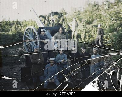 Mareuil-la-Motte, Oise, Picardy, France 75 [artillery] piece prepared to fire on aircraft, and its personnel, Clothing, Human beings, First World War, Society, Military uniform, Group portrait, Cannon, Forehead, Hairy, Artillery, Man, Army, France, 75 piece prepared to fire on planes, and its personnel, Mareuil-la-Motte, 01/08/1915 - 01/08/1915, Passet, Stéphane, photographer, 1915 - Picardie - Stéphane Passet, Autochrome, photo, Glass, Autochrome, photo, Positive Stock Photo