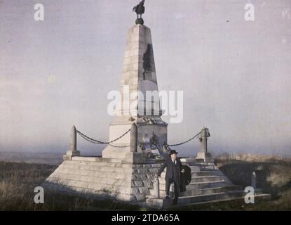 Les Éparges, France, Animal, Art, Human beings, First World War, Obelisk, Represented animal, fantastic animal, Staircase, Sculpture, Portrait, Commemoration, Shell, War memorial, Hairstyle, headgear, Post-war, Man, Meuse, Les Eparges, La Crête des Eparges. The Point X Monument, Les Eparges, 17/11/1929 - 17/11/1929, Passet, Stéphane, photographer, 1929 - Provinces Françaises - Stéphane Passet - (26 March-18 May), Autochrome, photo, Glass, Autochrome, photo, Positive Stock Photo