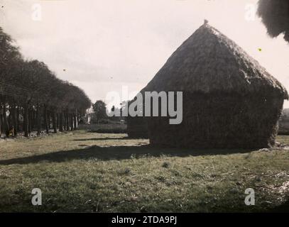 Moisselles, France, Economic activity, Agriculture, livestock, Hay, Seine et Oise, Moisselles, Group of wheat stacks, Moisselles, 21/10/1930 - 21/10/1930, Passet, Stéphane, photographer, 1930 - Ile-de-France - Stéphane Passet - (September-October), Autochrome, photo, Glass, Autochrome, photo, Positive Stock Photo