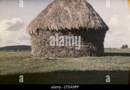 Moisselles, France, Economic activity, Agriculture, livestock, Hay, Field, Seine et Oise, Moisselles, A stack of wheat, Moisselles, 21/10/1930 - 21/10/1930, Passet, Stéphane, photographer, 1930 - Ile-de-France - Stéphane Passet - (September-October), Autochrome, photo, Glass, Autochrome, photo, Positive Stock Photo